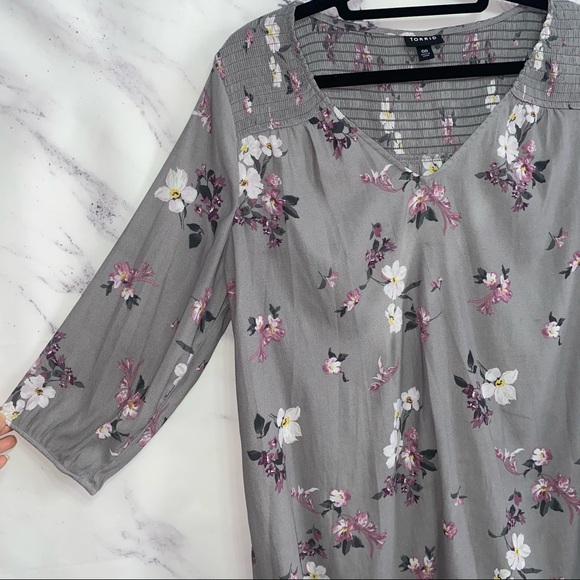 Torrid Gray Blouse With Pink/ White Flower Print - Picture 2 of 9